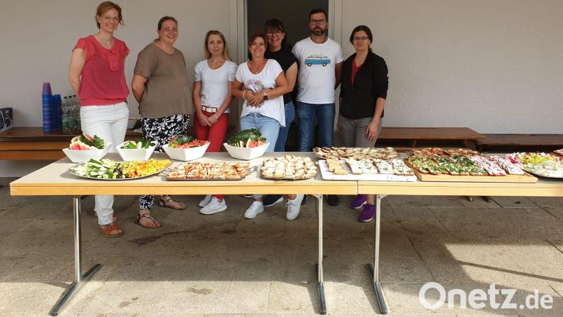 Mit einem gesunden Frühstück überraschte der Elternbeirat die Schüler der Grundschule Krummennaab. Bild: Grundschule Krummennaab/Carmen Koller-Schraml/exb