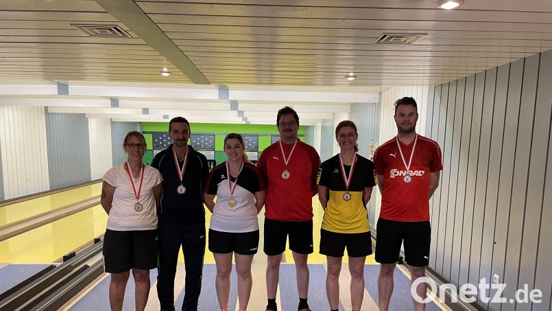 Die siegreichen Duos im Tandem-Mixed (von links): Die zweitplatzierten Kirsten und Gerhard Auburger (FC Bergham), die Bezirksmeister Marie Gradl und Daniel Rösch (ASV Fronberg/RW Hirschau) sowie Melanie Seegerer und Alexander Held (SKC Schmidgaden/RW Hirschau) auf Platz drei. Bild: Marie Gradl/exb