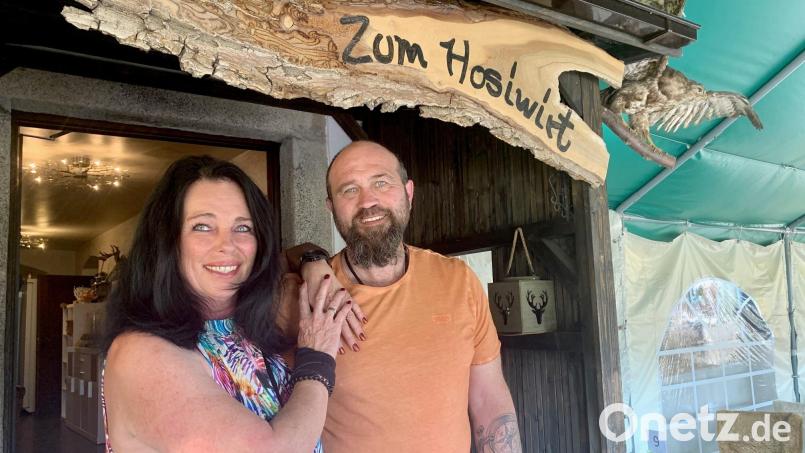 Heidi und Marco &quot;Hosi&quot; Riebl sperren ihr Wirthaus in der Schlossschänke in Unterwildenau weitgehend zu. Dafür gehen sie mit einem Imbisswagen nicht nur in Weiden auf Cateringtour und an einen Standplatz in Weiden. Bild: Gabi Schönberger