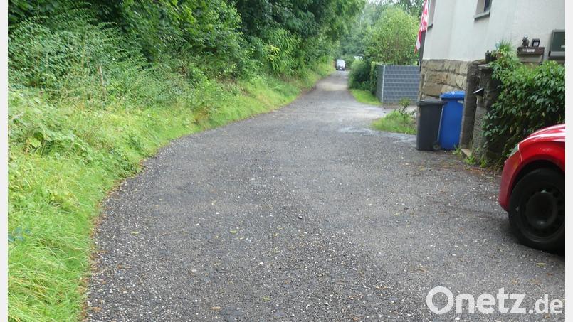 Für vier Anlieger dieses Abschnitts der Bahnhofstraße gleicht die Zufahrt einem Schotterweg. Bild: rn
