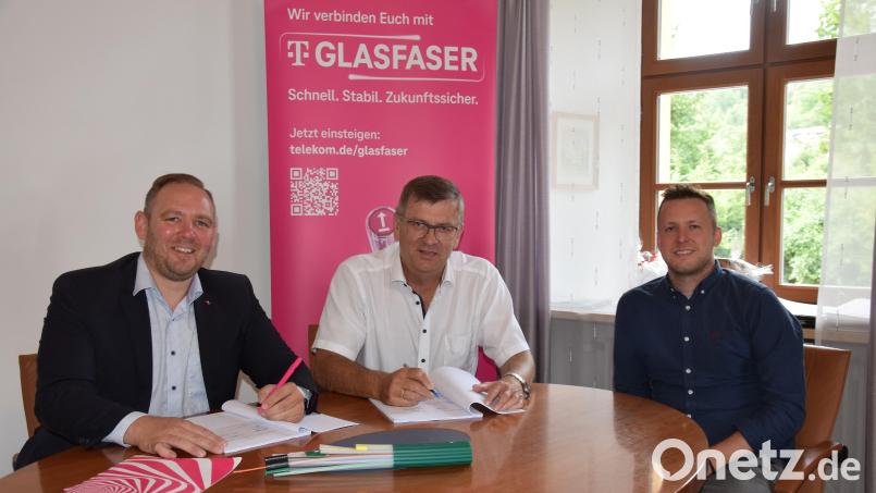Regio-Manager Enrico Delfino und Bürgermeister Peter Braun mit Breitbandberater Sebastian Krysa (von links). Bild: bö