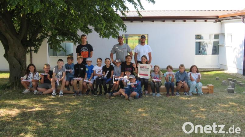Die Viertklässler der Grundschule Konnersreuth mit ihrem Klassenlehrer Michael Feigel und die Mitarbeiter der Firma Konrad. Bild: Grundschule Konnersreuth/exb