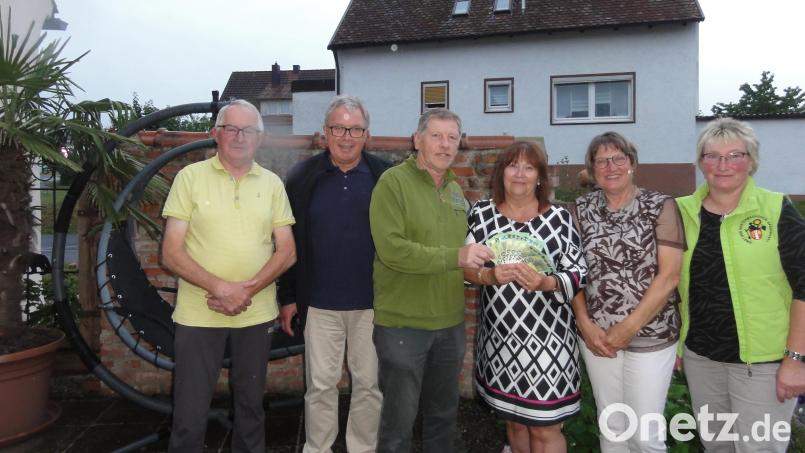Die beiden Vorsitzenden Josef Höllerl (dritter von links) und Christine Walter (rechts) bedanken sich bei Familie Schmidt, die den Vertretern des Vereins „Hoffnung für Menschen“ Christine Götzl und Georg Bayerl eine Spende von 800 Euro übergeben. Bild: jhö