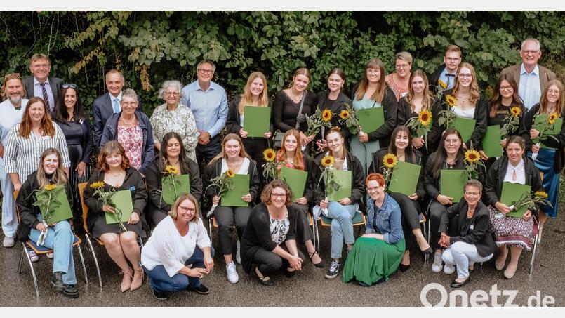 Regierung, Lehrerkollegium und Klinikleitung gratulieren den frisch examinierten Pflegekräften zu ihren Ergebnissen. Bild: Sabine Jungbauer/exb