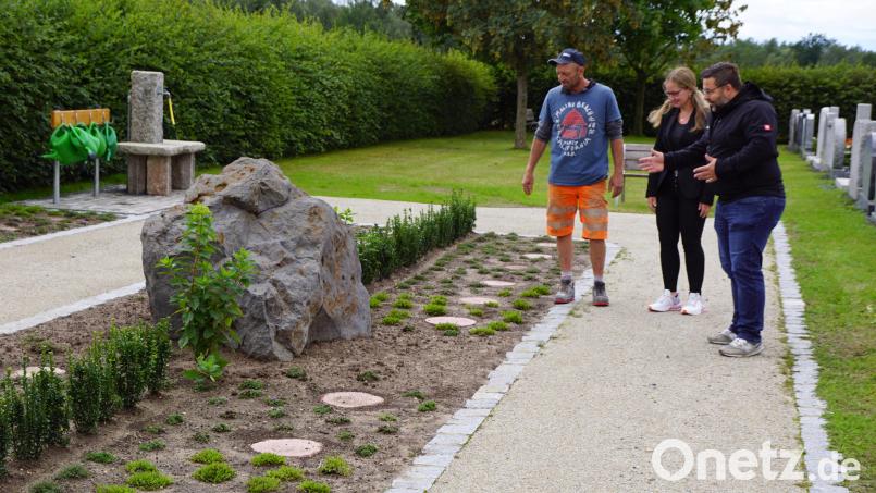 Das Urnenfeld im Friedhof ist fast fertig. Das Kreuz auf dem Basaltstein und die Granitplatten für die Urnenröhren fehlen noch. Bei der Ortsbesichtigung am Donnerstag besprachen Bauhofleiter Michael Wagner, Katja Busch und Bürgermeister Thomas Kaufmann (von links) die noch zu erledigenden Restarbeiten. Bild: bkr