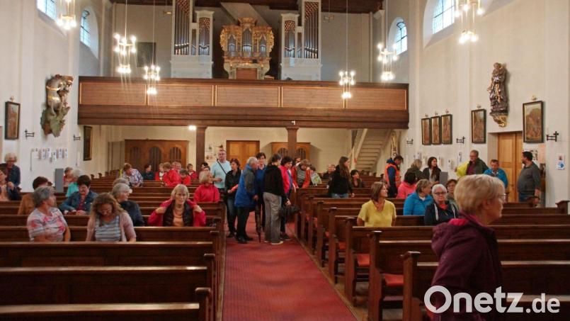 Die Wanderung durch Schmidgaden musste wegen des Regens in die Kirche verlegt werden. Bild: Dirrigl/exb