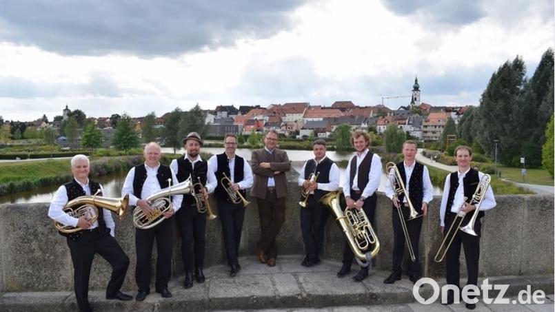 Das Bild zeigt die Gruppe &quot;Klarus Blech&quot; (von links): Klaus Rustler, Werner Schreml, Lukas Bruckmeyer, Matthias Kerscher, Georg Ried, Mathias Achatz, Johannes Schneider, Tobias Knopf und Markus Ringer. Archivbild: Klaus Rustler/exb
