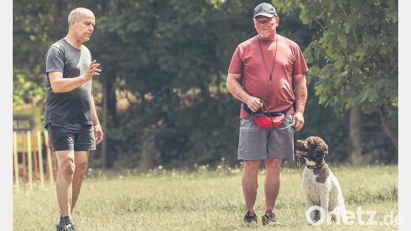 Kursleiter Stefan Geitner (links) und ein Team beim Erziehungskurs. Bild: J. Jungnickl/exb