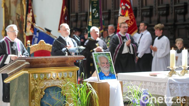 Beim Trauergottesdienst für Wolfgang Dandorfer in St. Georg stand ein Bild des am 29. Juli im Alter von 74 Jahren Verstorbenen vor dem Altarraum. Bild: Wolfgang Steinbacher