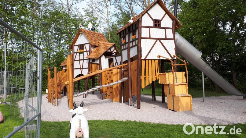 Für den neuen Spielplatz in Kondrau (hier vor der Einweihung im Mai) gibt es bereits Verbesserungswünsche. Sie waren kürzlich kurz ein Thema im Stadtrat. Archivbild: pz