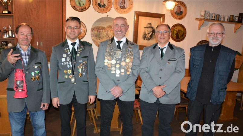 Sie sind die neuen Repräsentanten der Königlich-privilegierten Schützengesellschaft Mitterteich. Im Bild (von links) Karl Krasser senior, Karl Krasser junior, der neue Schützenkönig Ulf Valentin, Schützenmeister Peter Süß und Sportleiter Hans Zangl. Bild: jr