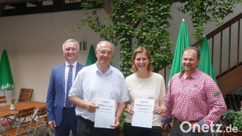 Landtagsabgeordneter Harald Schwartz (links) und Ortsvorsitzender Dieter Stein (rechts) ehrten Albert Holzner und Michaela Holzner für langjährige Treue. Bild: exb