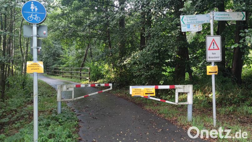 Weil die Besitzer des Ortsrichterstüberls in Reuth bei Erbendorf den öffentlichen Radweg mit einem Bauzaun versperrt haben, hat die Gemeinde einen Umweg eingerichtet. Bild: Werner Prucker/exb