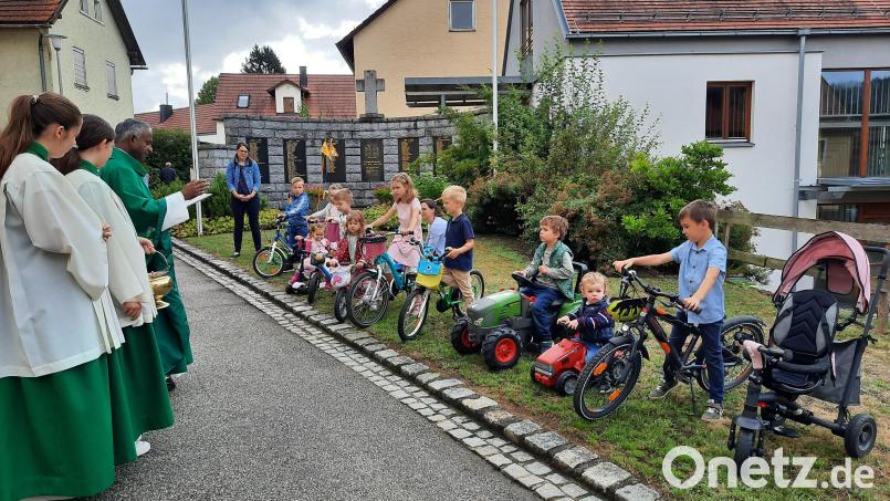 Tretbulldogs, Bobbycars und Fahrräder werden in Altendorf von Pfarrer Johnson Varakaparambil gesegnet. Bild: Braun/exb