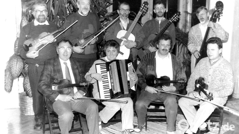 Als der Mediziner Dr. Georg Bayerl (vorne, Zweiter von rechts) 1985 nach Eschenbach kam brachte er die Idee zur Gründung eines Volksmusikorchesters mit. Archivbild: hev