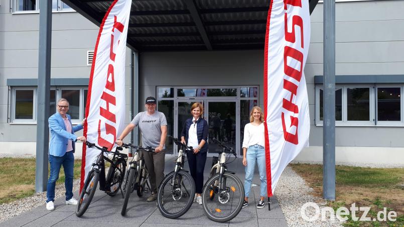 Bei der Übergabe der neuen E-Bikes zum Ausleihen an Urlaubsgäste vor der Ghost-Zentrale, von links Bürgermeister Bernd Sommer, Udo Zrenner (Ghost), Inge Frank (Kulturamt Stadt Waldsassen) und Jessica Patz (Tourist-Info). Bild: pz