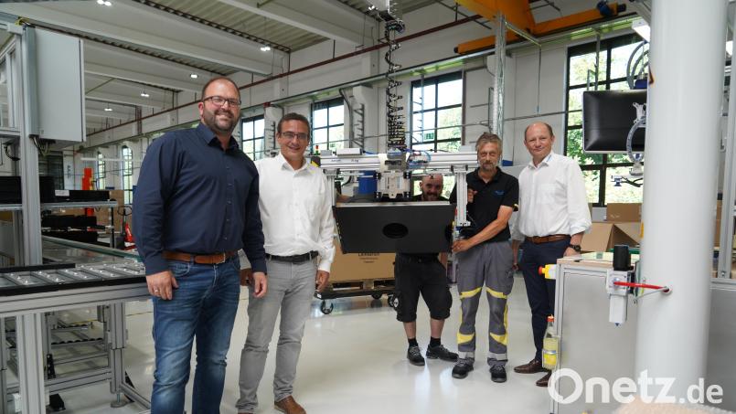 Der Betriebs- und Fertigungsleiter im Werk 2, Jürgen Röber, Geschäftsführender Gesellschafter Marcus Bach, die Produktionsmitarbeiter Sascha Walz und Thorsten Hawel sowie Wiesauplast-Geschäftsführer Wolfgang Beer in der Produktionshalle. Hier werden seit April Premium-Kochfelder hergestellt. Bild: kaz