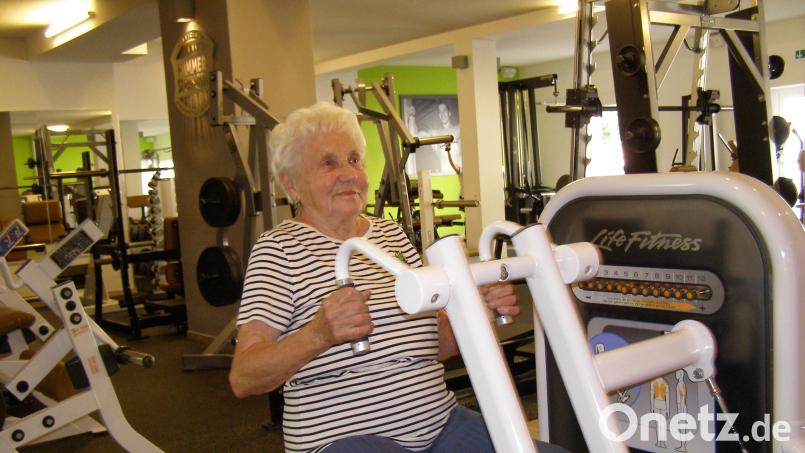 Hochkonzentriert bei der Sache ist die 90-jährige Ilona Monke bei ihren Übungseinheiten an den Geräten im Fitnessstudio von Thomas Koller. Bild: pz