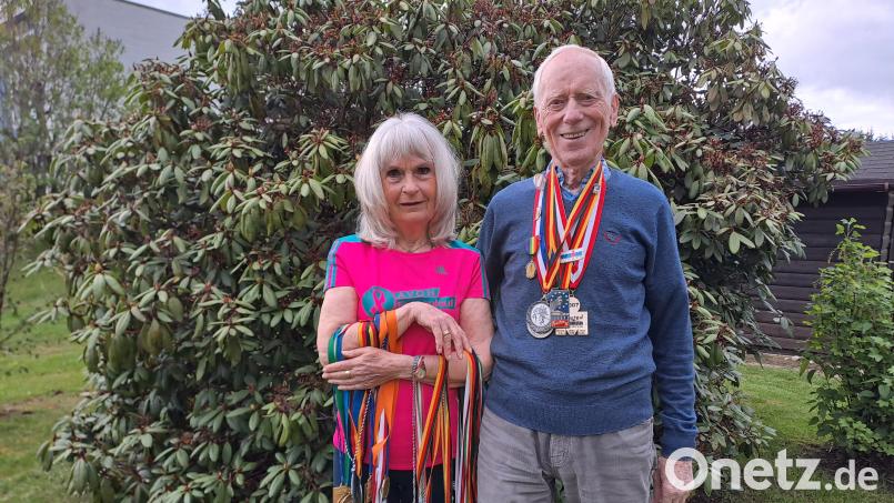Regina und Heinz Sowinski: Sich mit allen Orden zu schmücken, würden sie nicht schaffen. Pokal reiht sich an Pokal. Bild: gis