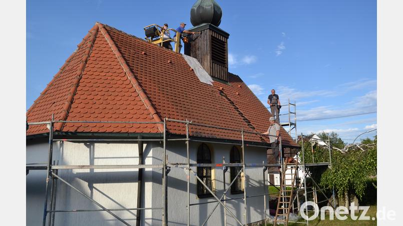 Die Reparaturarbeiten an der Kapelle in Rückersrieth, die so zügig begannen, müssen wegen des angefaulten Dachstuhls unterbrochen werden. Bild: gi