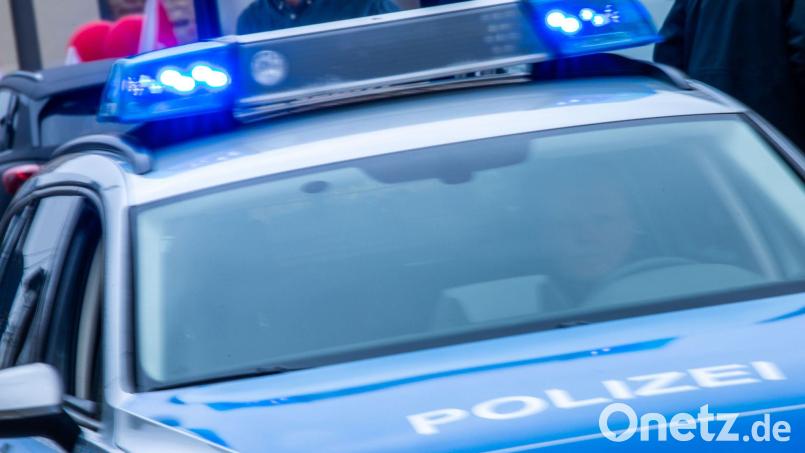 Eine Polizeistreife hat einen 26-Jährigen mit gefälschtem Führerschein und unter Drogen am Steuer erwischt. Symbolbild: Jens Büttner/dpa
