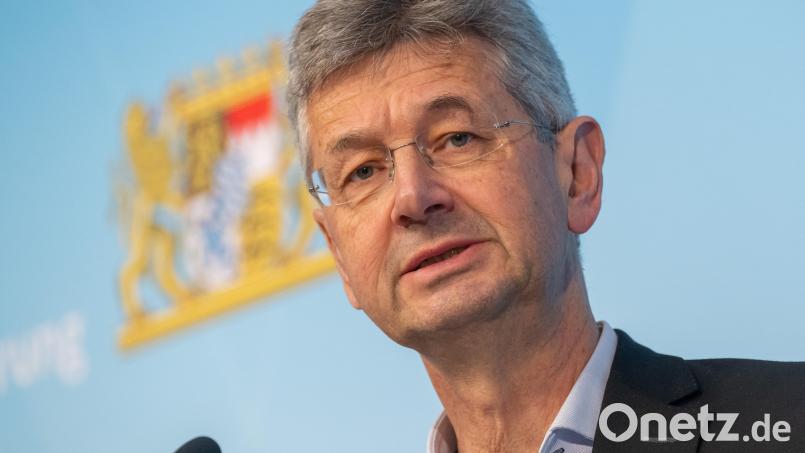 Kultusminister Michael Piazolo (Freie Wähler) spricht im Interview über die aktuelle Situation an Bayerns Schulen. Archivbild: Peter Kneffel/dpa