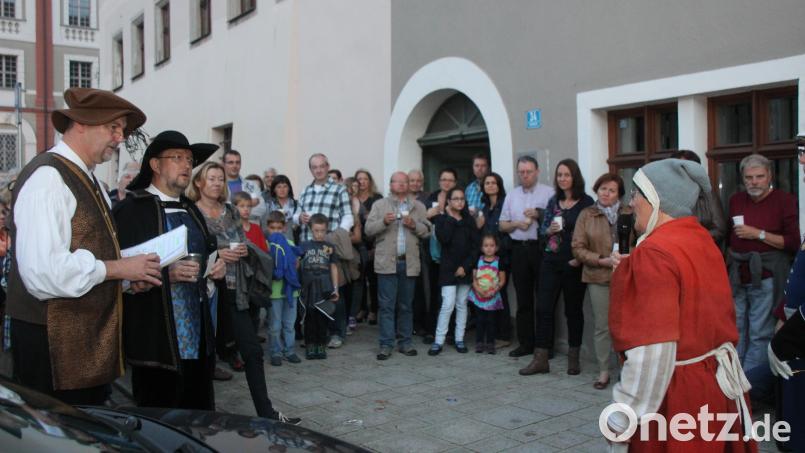 Die Teilnehmer erhalten auf unterhaltsame Weise einen Einblick in die Neustädter Stadtgeschichte, die 20 Schauspieler in Szenen darstellen. Bild: krb