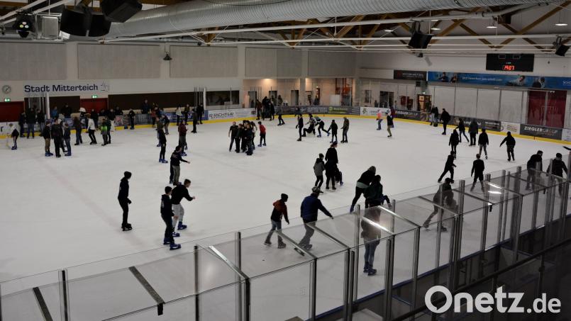 Öffentlicher Eislauf in der Mitterteicher Eissporthalle wird teurer ab dem 1. September diesen Jahres. Auch die Gebühren für die Eisstockschützen steigen. Dies beschloss mehrheitlich der Stadtrat. Bild: jr