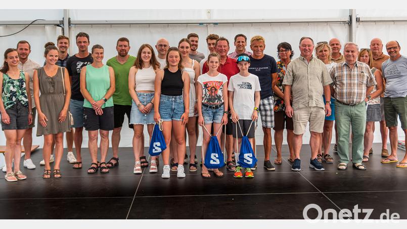 Vorsitzender Thomas Heckmann (Zweiter von rechts) nimmt zahlreiche Ehrungen für langjährige Mitgliedschaft und herausragende sportliche Erfolge vor. Bild: chl