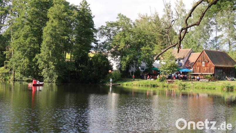 Beim Fischerfest beim Haferdeckweiher gab es auch Spielmöglichkeiten für die jüngsten Festbesucher. Die kostenlosen Fahrten mit dem vereinseigenen Boot wurden gerne angenommen. Bild: bsc