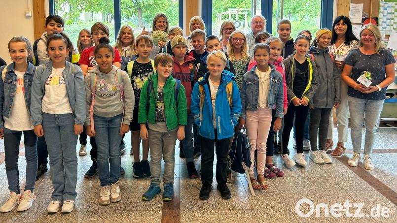Die ehrenamtlichen Mitwirkenden des Pausenverkaufs an der Dr.-Heinrich-Stromer-Grundschule Auerbach mit einigen ihrer treuen Kunden. Bild: Melissa Akdemir/exb