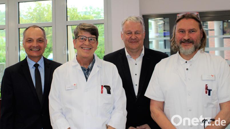 Vorstellungsrunde am St.-Anna-Krankenhaus: (von links) Klinik-Vorstand Roland Ganzmann, Chefärztin Dr. Christine Wurst, Landrat Richard Reisinger, Chefarzt Dr. Klaus Nester. Bild: M. Ehras/exb