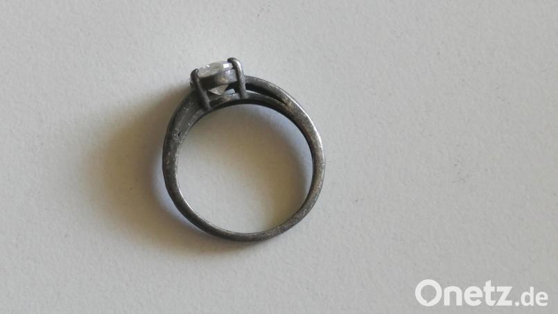 Der Feuerring aus dem Schwandorfer Müllofen ist aus Silber und Zirkonia. Bild: Stefan Karl/exb