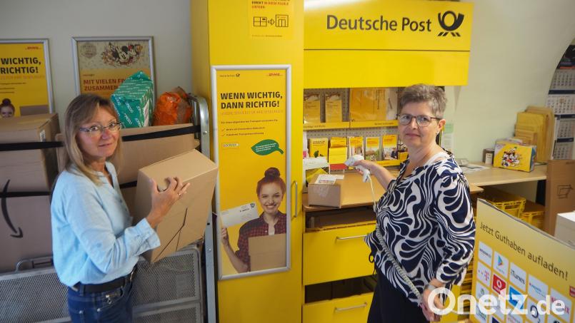Noch halten Irmgard Wellner (links) und Sandra Ibler in der Pfreimder Post-Filiale die Stellung. Doch ein weiterer Umsatzrückgang durch die Packstation ist für sie kaum zu verkraften. Dazu bringt auch der angegliederte Angler- und Outdoor-Laden zu wenig ein. Bild: bl
