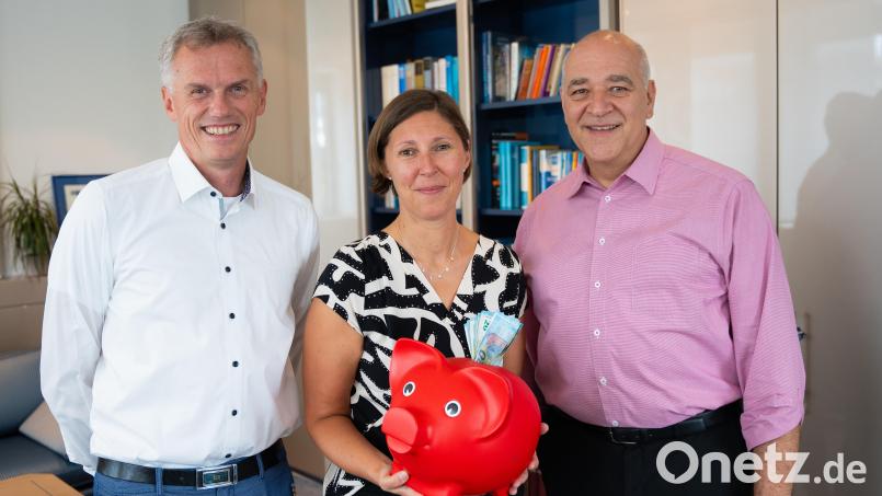 Den aufgestockten Erlös aus dem Sparschwein überreichten MGV-Vorsitzender Stefan Meiler (links) und Christian Kick von ChorDiSono an „Lichtblicke“-Vorsitzende Viola Vogelsang-Reichl. Bild: Marina Gube
