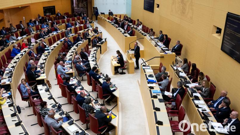 Da wollen sie alle (wieder) reingewählt werden: Für den Einzug in den Landtag geben die Kandidaten unterschiedlich viel Geld aus. Ein Oberpfälzer etwa bestätigt, dass sein örtliches Wahlkampfbudget &quot;50.000 Euro plus x&quot; betrage. Archivbild: Sven Hoppe/dpa