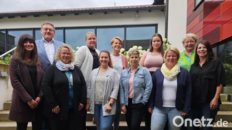 Bei seiner Gründungsversammlung wählt der Förderverein der Grund- und Mittelschule Vilseck einen Vorstand (von links): Bianca Behrisch-Chappell, Bürgermeister Hans-Martin Schertl, Vorsitzende Barbara Streit, Tanja Schönl, Selina Apfel, Manuela Merkl, Iris Rittner, Sabrina Swift, Susanne Plößner, Rektorin Petra Ligensa und Bettina Rösch. Bild: khg