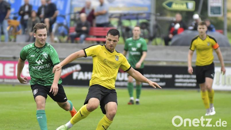 Lukas Rubenbauer (rechts) und der FC Amberg empfangen am Samstag die SV Grafenwöhr. Moritz Ram und der 1. FC Rieden gastieren dagegen beim FC Wernberg. Bild: Hubert Ziegler