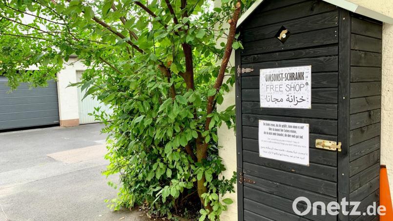 Der &quot;Umsonst-Schrank&quot; im Innenhof der Asylstraße 11 in Weiden. Bild: Gabi Schönberger