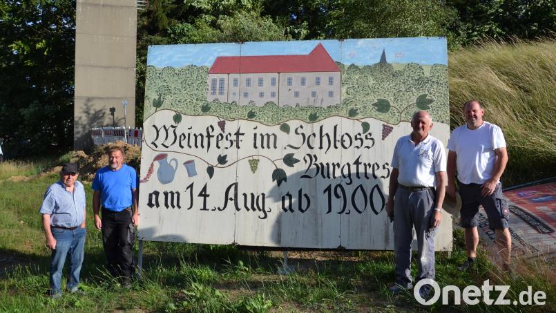 Am Ortseingang von Burgtreswitz lädt eine übergroße Tafel zum Weinfest ein. Die Vorsitzenden des Fördervereins Schloss Burgtreswitz, Thomas Hupfauf (Zweiter von links) sowie Wolfgang Mayer (rechts), stellen sie mit ihren Helfern Adolf Graf und Josef Landgraf auf. Bild: gi
