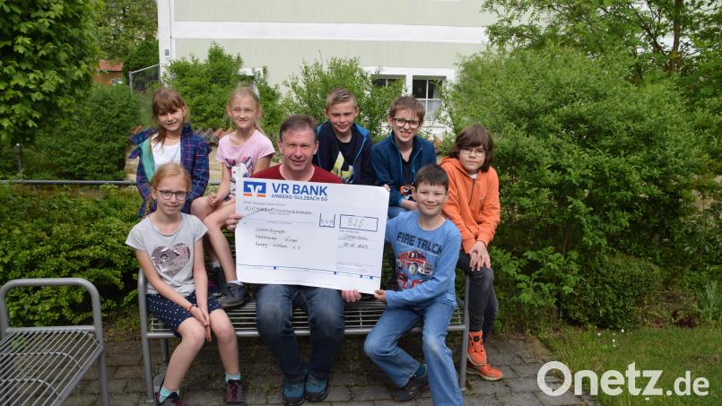 Die Kommunionkinder dieses Jahres aus der Pfarrei Gebenbach übergeben eine Spende an Marco Kind von der Selbsthilfegruppe krebskranker Kinder. Bild: swo