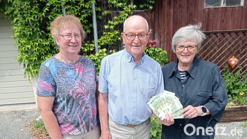 1200 Euro überreichten Evi und Josef Daubenmerkl an Dr. Annemarie Schraml (rechts). Bild: fpoz