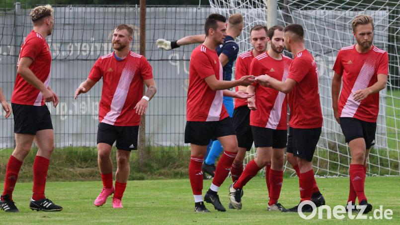 Torjubel der Vohenstraußer Spieler: Die SpVgg landete mit einem 4:0 beim FC Weiden-Ost ihren ersten Saisonsieg. Bild: Dieter Jäschke