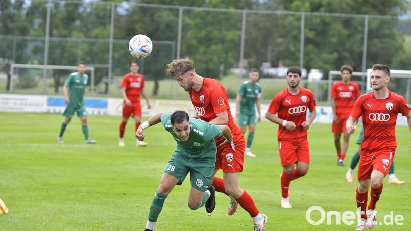 Salah El Berd (links) hier im Zweikampf mit Mario Götzendörfer. Bild: Hubert Ziegler