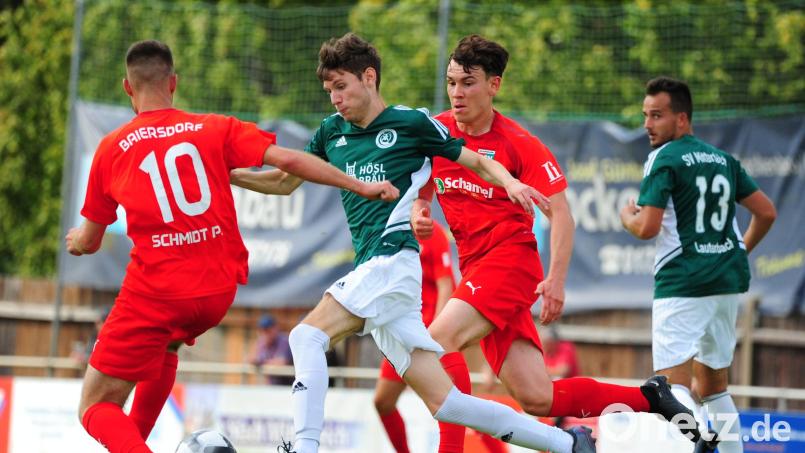 Der SV Mitterteich tritt am Sonntag bei Aufsteiger ASV Weisendorf an. Das Bild Neuzugang Jakub Nedbaly (Zweiter von links) beim 1:0-Heimsieg gegen den Baiersdorfer SV. Archivbild: Thomas Schrems