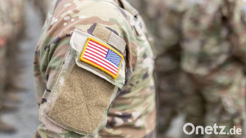 Die US-Flagge auf dem Oberarm der Uniform eines Soldaten der US-Army. Bild: Daniel Karmann/dpa