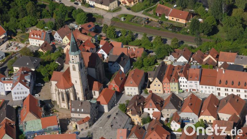 Mit etwa elf Millionen Euro ist die Renovierung der Nabburger Stadtpfarrkirche veranschlagt. Die Stadt will sich an den Kosten auch beteiligen. Luftbild: Michael Ascherl