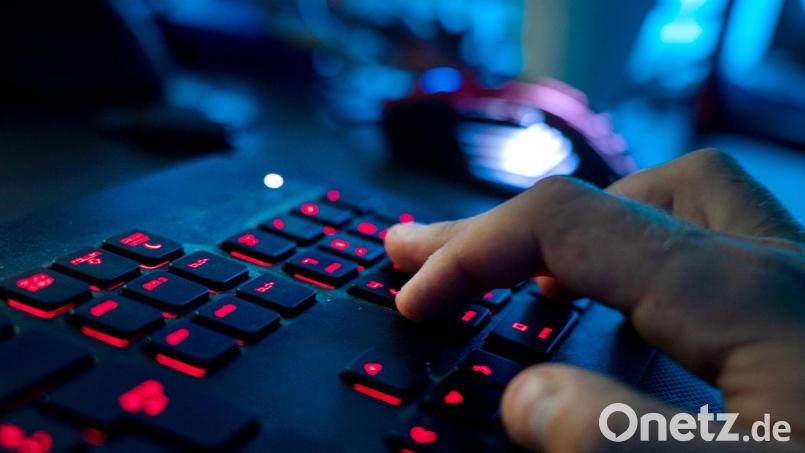 Ein Mann sitzt am Rechner und tippt auf einer Tastatur. Bild: Nicolas Armer/dpa/Symbolbild