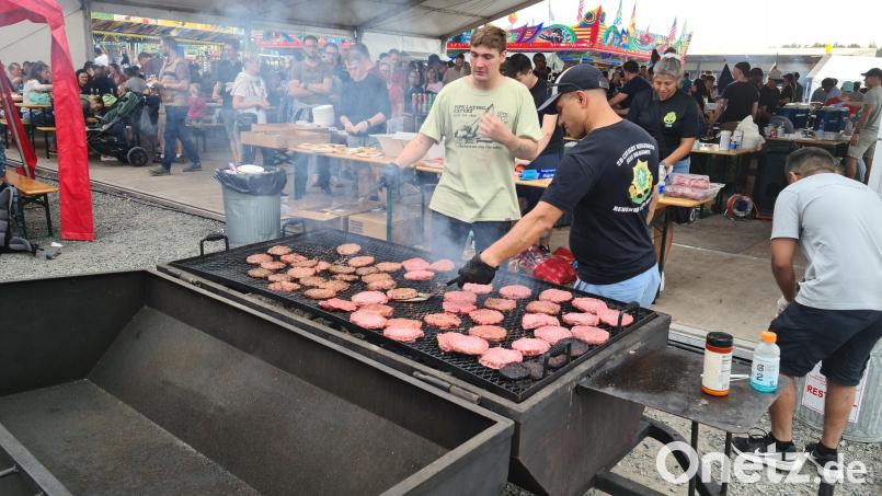 Chillie-Cheese-Dogs, Zwiebelrosen und typisches amerikanisches Barbecue sind die Renner auf dem Volksfest. Bild: sne