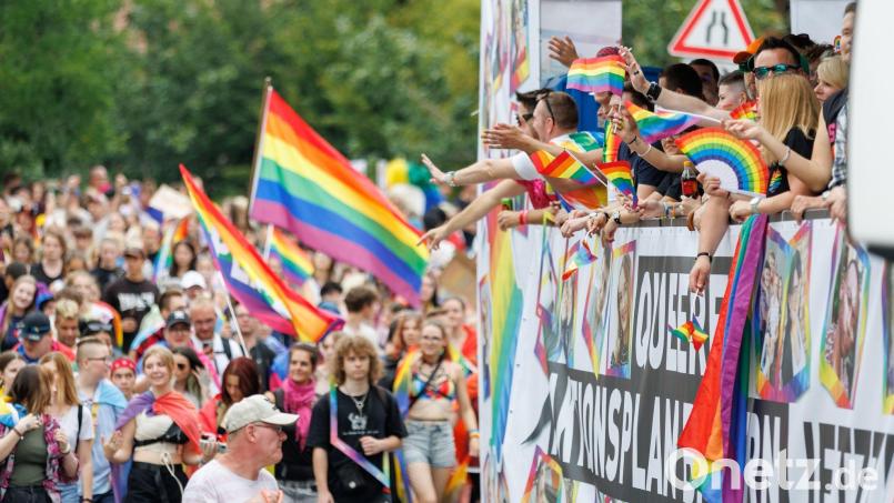 Zahlreiche Menschen nehmen an einer CSD-Demonstration im Rahmen der Nürnberger Prideweek teil. Bild: Daniel Karmann/dpa